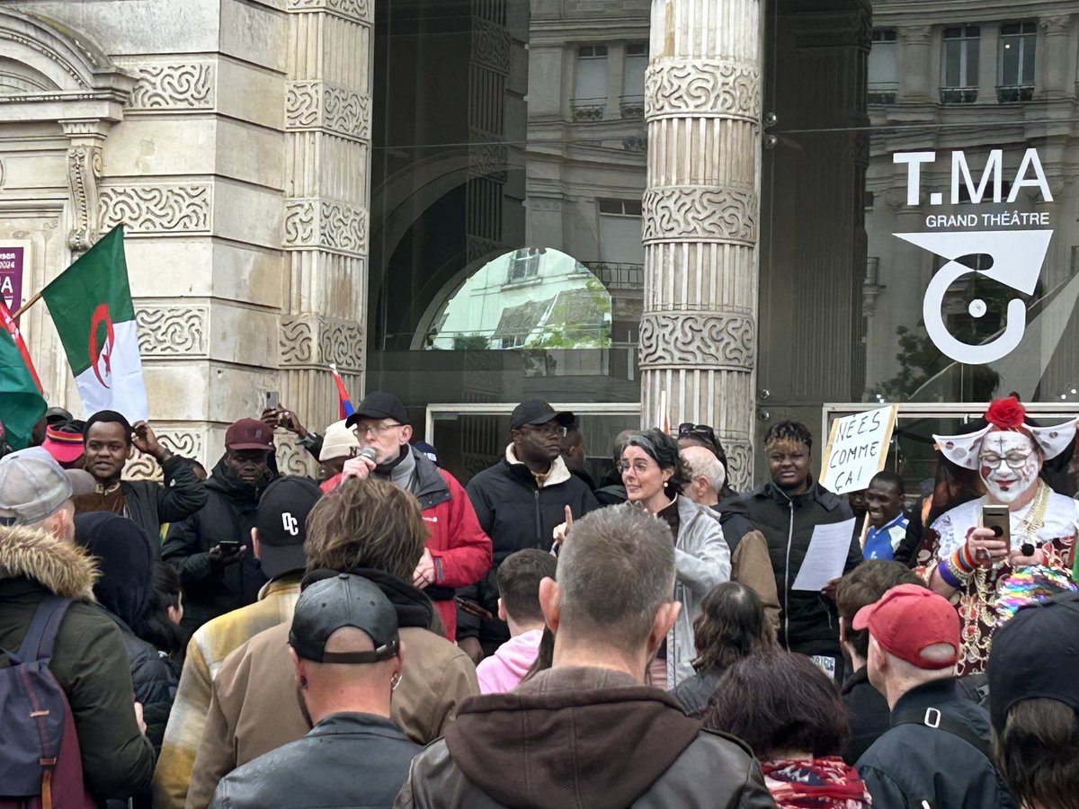 SCamaraTombini's tweet photo. La pluie n’aura pas arrêté la #prideangers . Cette année les exilé.e.s en raison de leur orientation sexuelle sont à l’honneur . Bravo à toutes les assos , syndicats mobilisées . Ne lâchons rien pour une égalité des droits!
#LGBTIQ 
#Angers https://t.co/PSm3x5BGDO