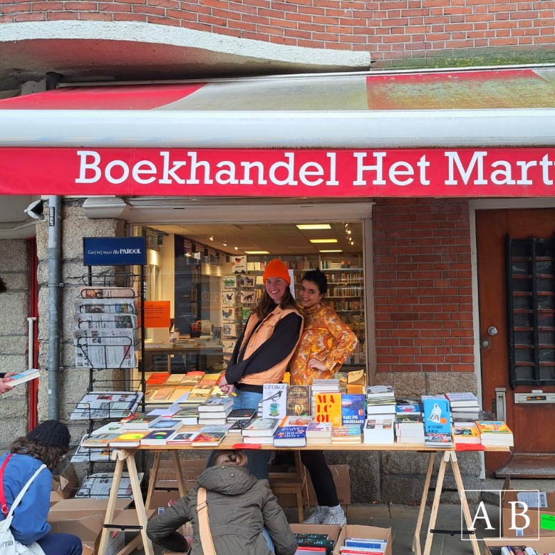 Athenaeum's tweet photo. #Koningsdag bij @HetMartyrium! 4 winkels zijn gesloten, alleen op de Van Baerle en het Bijlmerplein verkopen we ramsj voor mooie prijzen.

(https://t.co/TMs69SbaJl &amp; https://t.co/HGYyrJOhBu zijn 24/7 open) https://t.co/EhFxzVVd9M