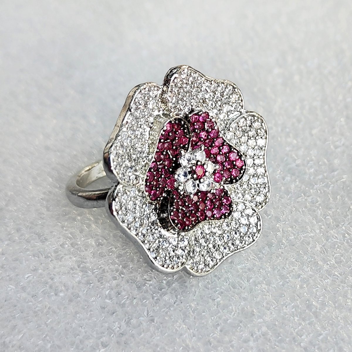 DiwamJewels's tweet photo. Elegance Redefined: Adorn Yourself with Timeless Beauty."
Stunning silver plated rings 🎉
Whether you're seeking a classic solitaire design or a contemporary statement piece, our silver zircon rings offer versatility and style.

Gemstone:- American diamond ring https://t.co/6k0gMJxsF6