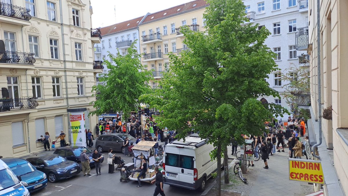 Häuser-Rallye in Friedrichshain - Start Mainzer Straße.
Motto heute : 'Das Tuntenhaus bleibt'. Wer noch Zeit & Lust hat ...