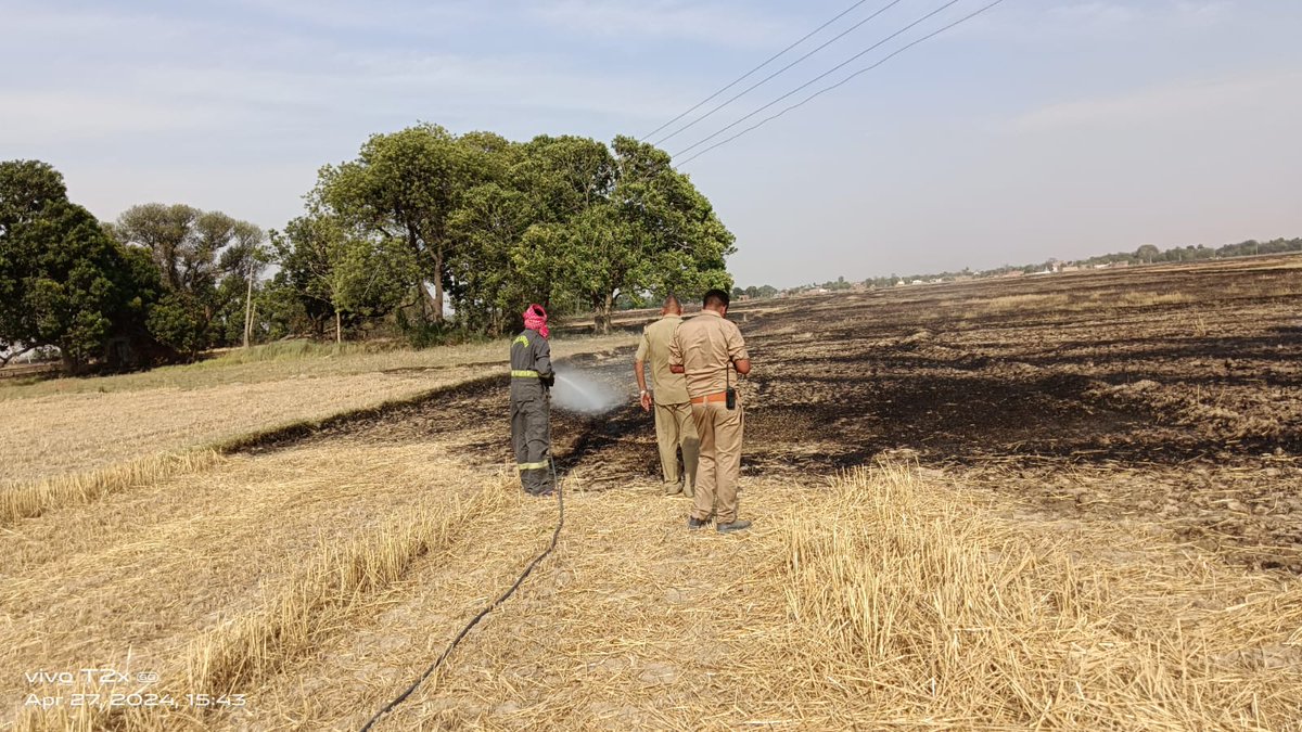ghazipurfire's tweet photo. #FSGhazipur ! अमौरा थाना #दिलदारनगर अंतर्गत खेत की पराली में लगी #आग पर त्वरित कार्यवाही करते हुए #FSGhasipur #firefighters द्वारा #आग को बुझा लिया गया ए���ं आग को फैलने से रोका गया। कोई जनहानि नही हुई।
@AdminGhazipur
@ghazipurpolice
@CMOfficeUP https://t.co/mnzS3dJl2S