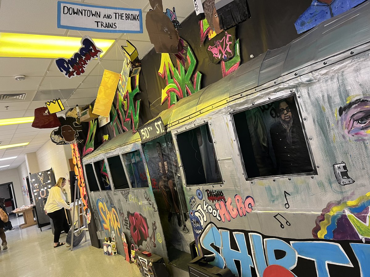 CobbVisualArts's tweet image. RUN to Osborne HS to see ALL the amazing artwork displayed everywhere! This tremendous demonstration of student learning from Osborne &amp;amp; feeders showcased in one location! #cobbartrocks @rlosbornehs #doingdriveslearning