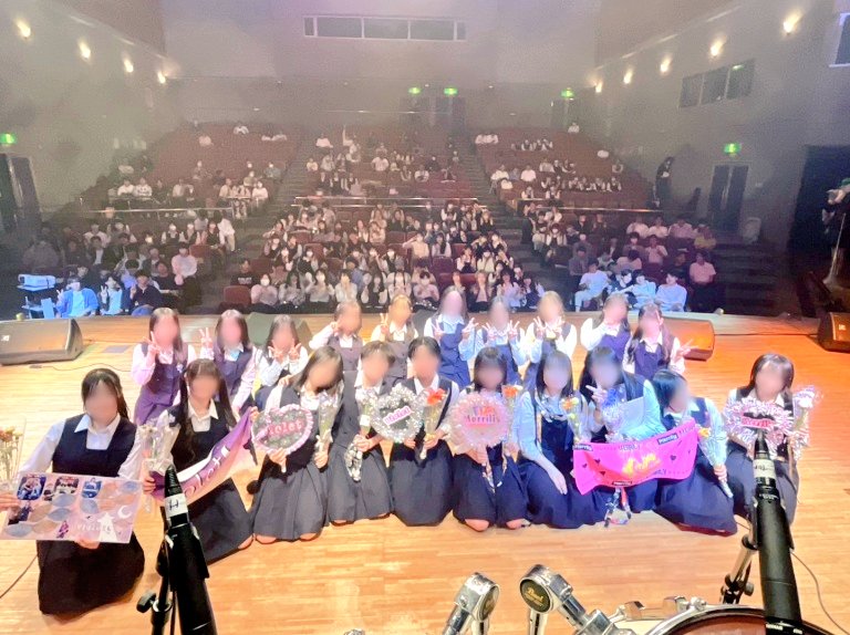 Merrily85428615's tweet photo. 【第41回川越女子高校Folk部定期演奏会】
この定期演奏をもって、Merrilyとvioletは引退しました

泡沫日和先輩、bl∅∅m先輩、みそらいろ。wilbis、violet、他にもたくさん！！大好きな人たちに囲まれてバンド活動ができて本当に幸せでした！！

愛してくれてありがとう！！ https://t.co/EjHP4v3S47