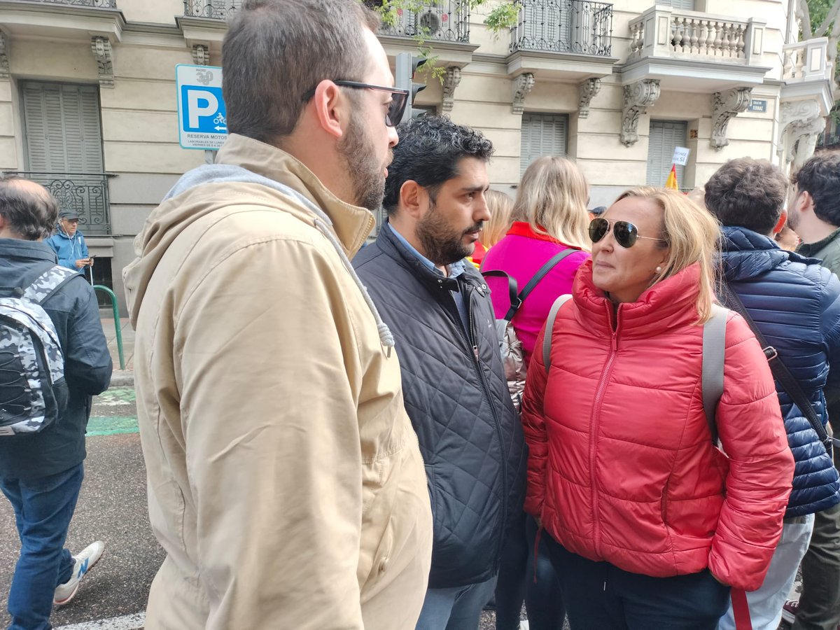 Una marea de progresistas, de socialistas, le pedimos al presidente @sanchezcastejon que se quede, que merece la pena seguir luchando por consolidar derechos que mejoran la vida de la gente. Que merece la pena defender un proyecto progresista. Que la buena política existe y que…