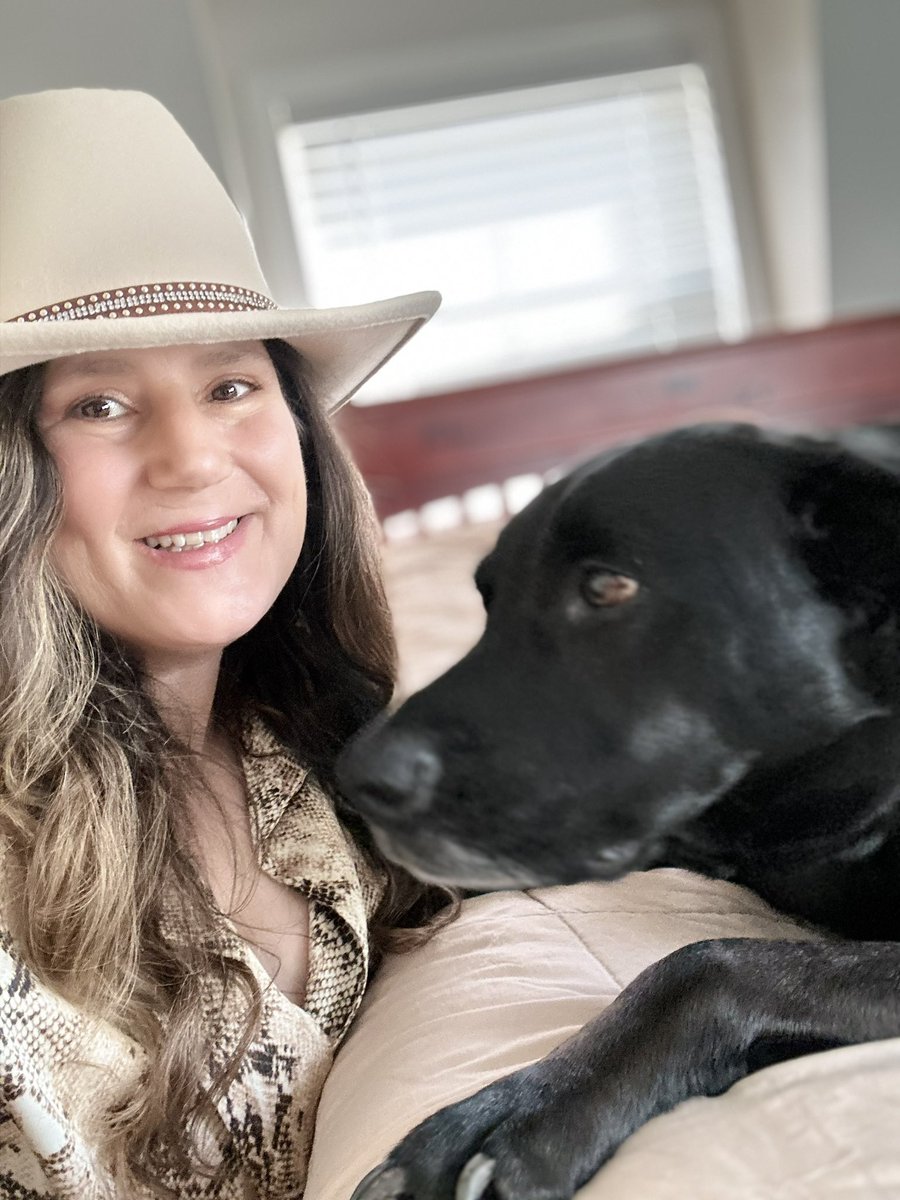 robbie_harte's tweet photo. Happy Saturday! May your day be filled with sunshine and pawsitivity ☀️🐾
#saturdayvibes✨ #pawsitivity #labsofinstagram🐾 #dogsmakelifebetter https://t.co/ybMdWYRyIj