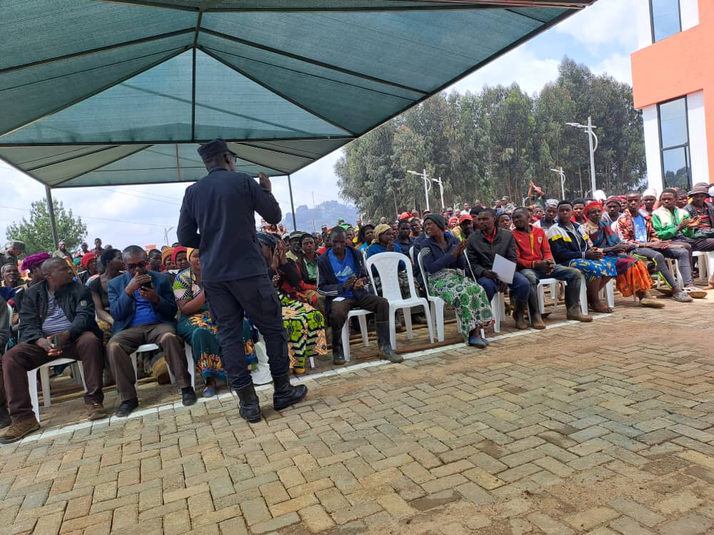 Mu kiganiro Umuyobozi w'Akarere, @MukamanaSoline , Perezidante w'Inama Njyanama y'Akarere,Dr NYIRAMANA C. na CIP MUGENZI J.B (wari uhagarariye Umuyobozi wa Polisi mu Karere) bagiranye n'abaturage nyuma y'umuganda ; babakanguriye kwitabira gahunda zirimo EjoHeza, isuku n'isukura.