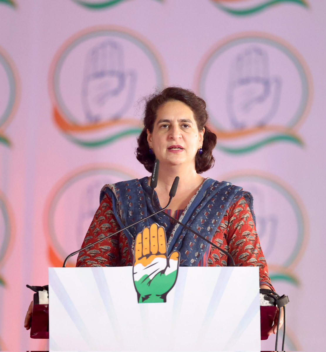 priyankagandhi's tweet photo. पिछले दस सालों से केंद्र में भाजपा की सरकार है। आज जब चुनाव आया है और जनता हिसाब मांग रही है तो नरेंद्र मोदी जी अपने काम गिनाने की जगह ये बता रहे हैं कि पूर्व प्रधानमंत्रियों ने क्या किया, क्या नहीं किया। वे काल्पनिक मुद्दों के सहारे जनता को डराने और भटकाने की कोशिश कर रहे हैं। लेकिन देश की जागरूक जनता अब उनके झांसे में नहीं आने वाली। INDIA गठबंधन भारी बहुमत से सरकार बनाने जा रहा है। 

आज लातूर, महाराष्ट्र में विशाल जनसभा को संबोधित किया।