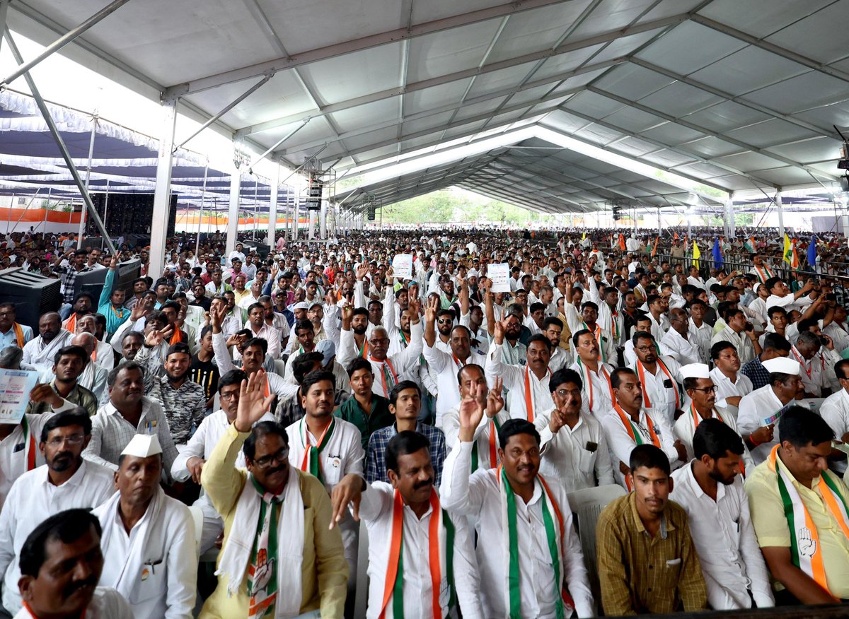 priyankagandhi's tweet photo. पिछले दस सालों से केंद्र में भाजपा की सरकार है। आज जब चुनाव आया है और जनता हिसाब मांग रही है तो नरेंद्र मोदी जी अपने काम गिनाने की जगह ये बता रहे हैं कि पूर्व प्रधानमंत्रियों ने क्या किया, क्या नहीं किया। वे काल्पनिक मुद्दों के सहारे जनता को डराने और भटकाने की कोशिश कर रहे हैं। लेकिन देश की जागरूक जनता अब उनके झांसे में नहीं आने वाली। INDIA गठबंधन भारी बहुमत से सरकार बनाने जा रहा है। 

आज लातूर, महाराष्ट्र में विशाल जनसभा को संबोधित किया।