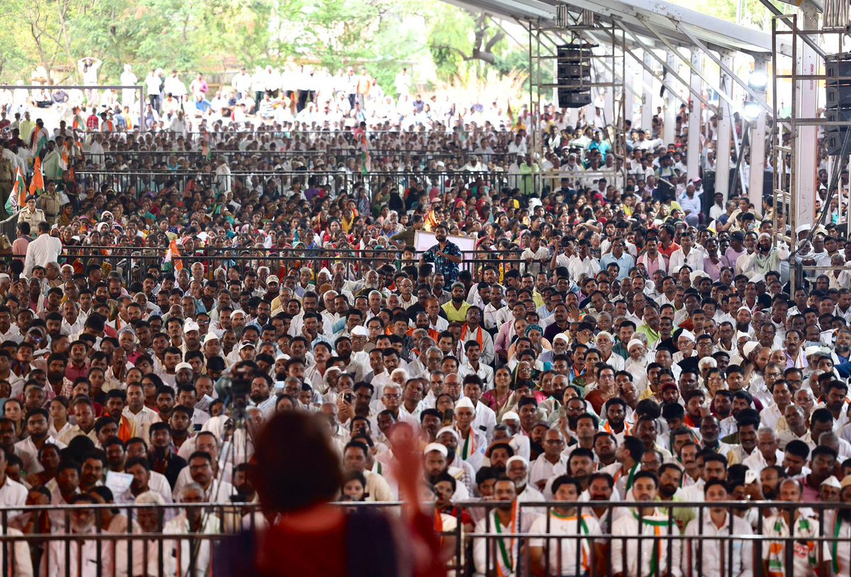 priyankagandhi's tweet photo. पिछले दस सालों से केंद्र में भाजपा की सरकार है। आज जब चुनाव आया है और जनता हिसाब मांग रही है तो नरेंद्र मोदी जी अपने काम गिनाने की जगह ये बता रहे हैं कि पूर्व प्रधानमंत्रियों ने क्या किया, क्या नहीं किया। वे काल्पनिक मुद्दों के सहारे जनता को डराने और भटकाने की कोशिश कर रहे हैं। लेकिन देश की जागरूक जनता अब उनके झांसे में नहीं आने वाली। INDIA गठबंधन भारी बहुमत से सरकार बनाने जा रहा है। 

आज लातूर, महाराष्ट्र में विशाल जनसभा को संबोधित किया।
