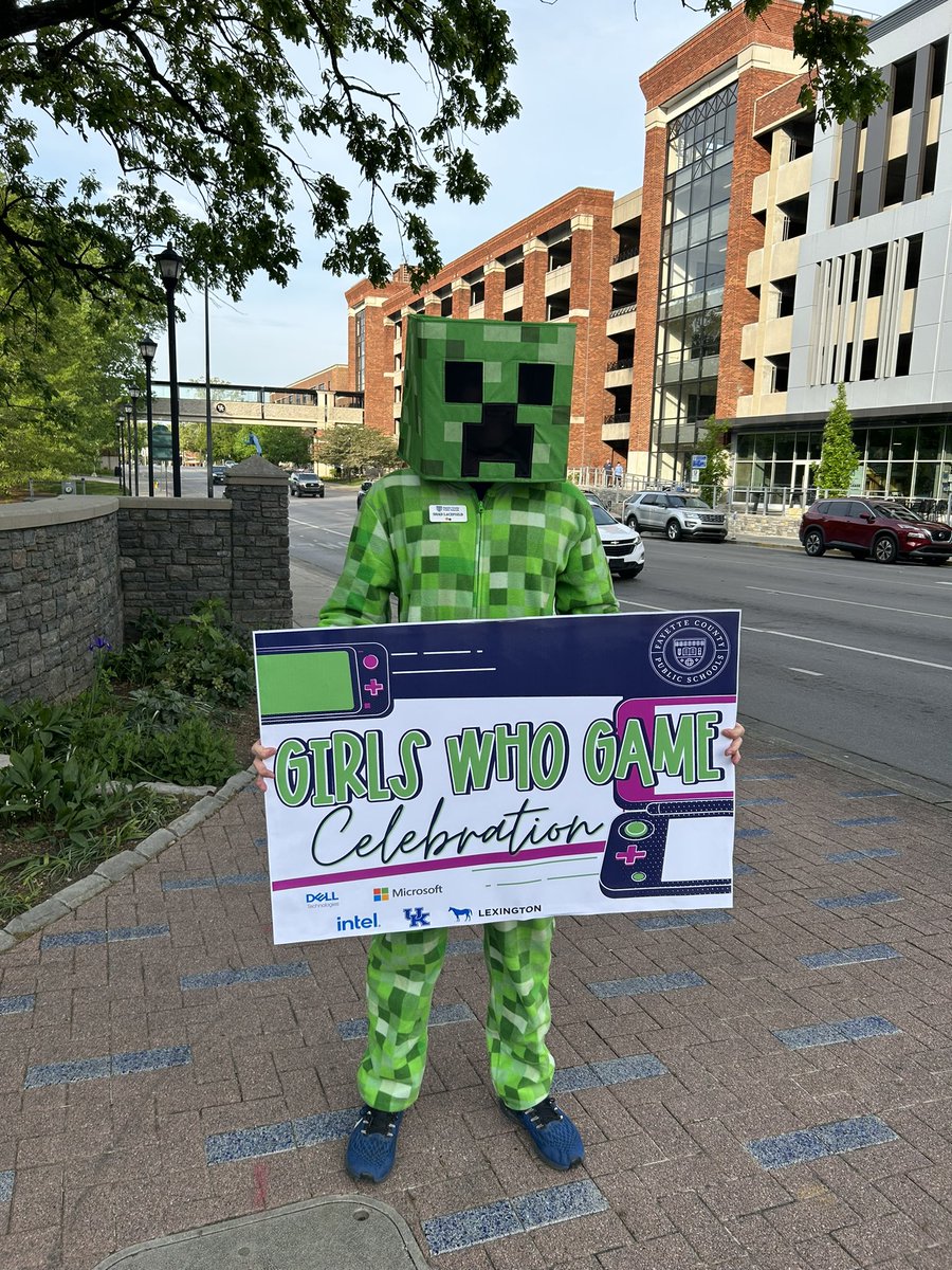 It’s #GirlsWhoGame day at UK! Celebrating girls @FCPSKY and their honed gaming skills! So, who’s behind the #MinecraftEDU creeper costume? @fcpsoit @KentuckyDLC