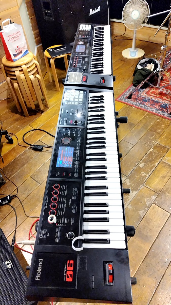 _Keyboard_man's tweet photo. 音楽三昧の1日。
来月のSHOW-YAコピバンに向けて色々動いてるけど、C-C-B とは異なる難しさを感じる日々を過ごす。悩んだ挙げ句、SHOW-Yコピバンのセーラさんにお願いし色々と教わってきた。
頑張ろーっと💪
同じ機種を使っていることもあり、楽しい時間だった。
#Roland
#FA06
#SHOW-YA https://t.co/VIwiHmu7yW