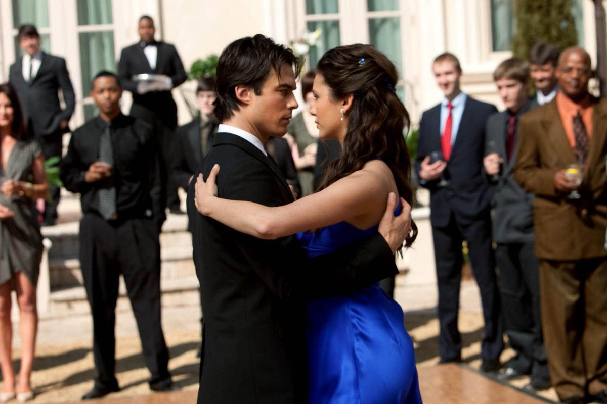 Nós mulheres que sonhamos em dançar a primeira dança de Damon e Elena no nosso casamento.