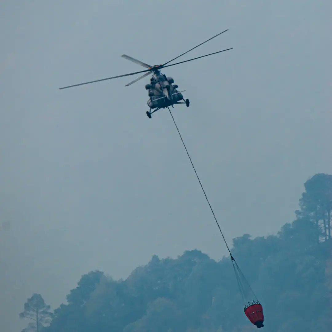 With a forest fire building up in vicinity of an Air Force Station near Nainital, #IAF activated its aerial fire fighting capability, employing a Mi-17 V5 helicopter for undertaking Bambi Bucket Ops.
 #VeeroKiBhoomi #ProgressingJk #BadaltaJK #BharatNirman #NashaMukthJK #agniveer