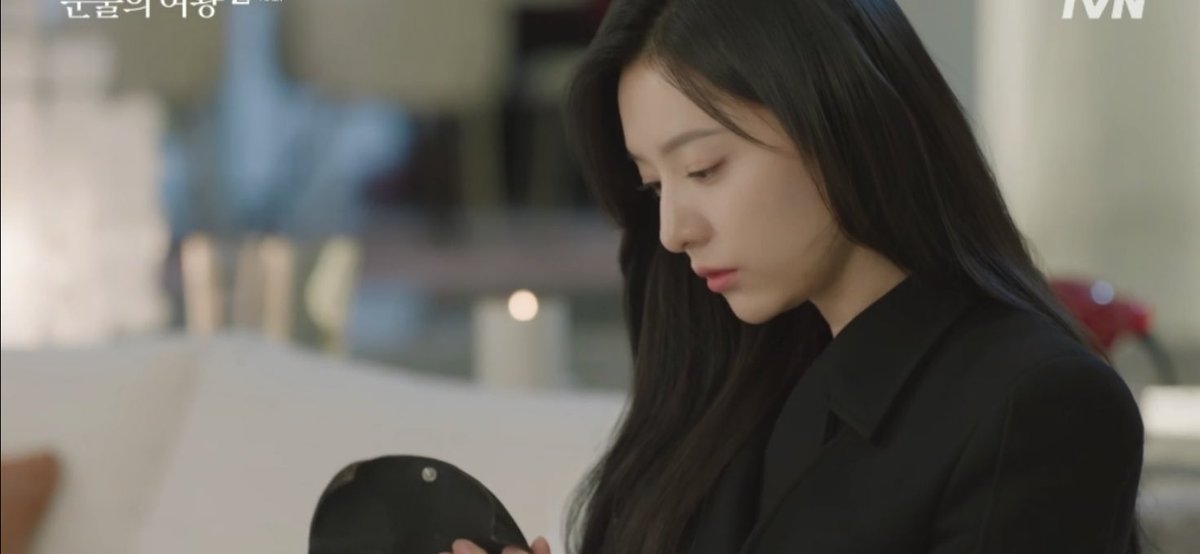 kdramacheese's tweet photo. haein finally reading her diary is like opening a pandora box. memories of her and hyunwoo are slowly syncing in 🥺

#QueenOfTears #QueenOfTearsEp15 https://t.co/z5G3DdLaqE