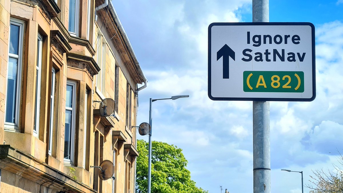 Every now and then I come across a road sign which raises more questions than it answers. This is one such sign I spotted today in Bowling just to the west of Glasgow. #glasgow #bowling #A82 #roadsigns #weirdsigns #ignoresatnav #strangesigns #satnav #sign #signofthetimes