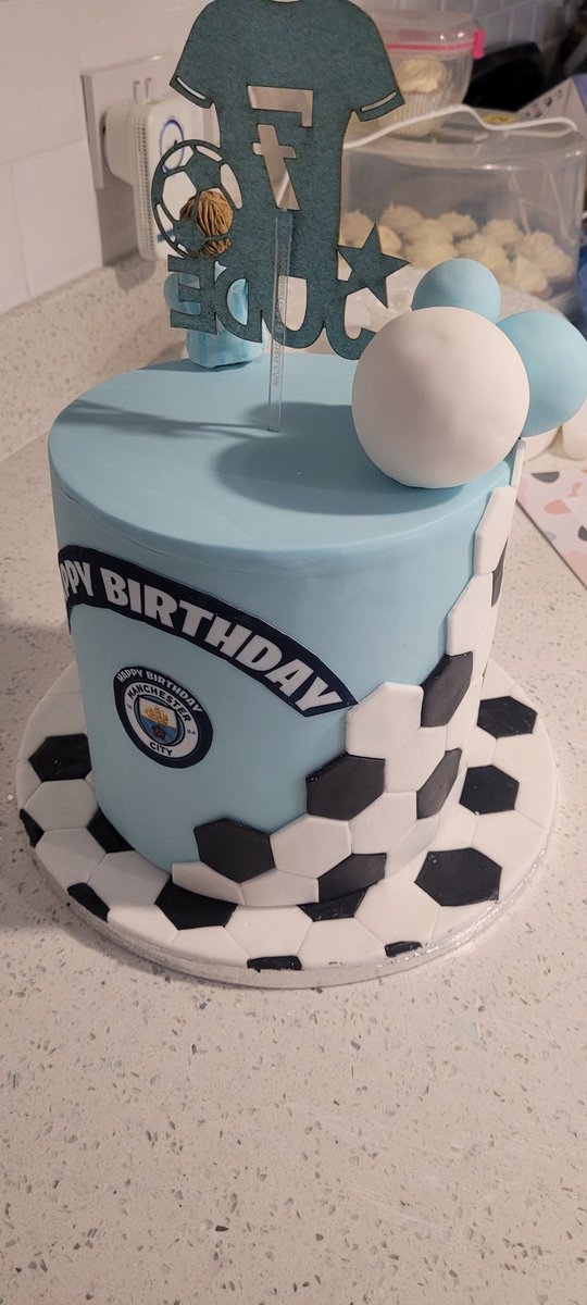 NHarrisonArt's tweet photo. I tried the Frost form for the 1st time for Jude's 7th birthday. Amazing to use. So quick and easy. Used the butter ganache recipe, and I can't wait to try it. #baker #cake #grandma #ManCity #birthday #bakingcop #cake #twitterbakealong #frostform https://t.co/p4b00JjJ44