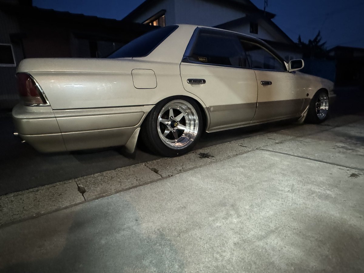 Ryuto0347's tweet photo. やっぱりロンシャンかっこいい
思ってたより車高低くなりすぎて
普通の道でも擦りまくり
なんなら泥除け着陸！あざした
#c33ローレル
#ローレル
#シャコタン
#ロンシャン https://t.co/bdaiEDaJKL