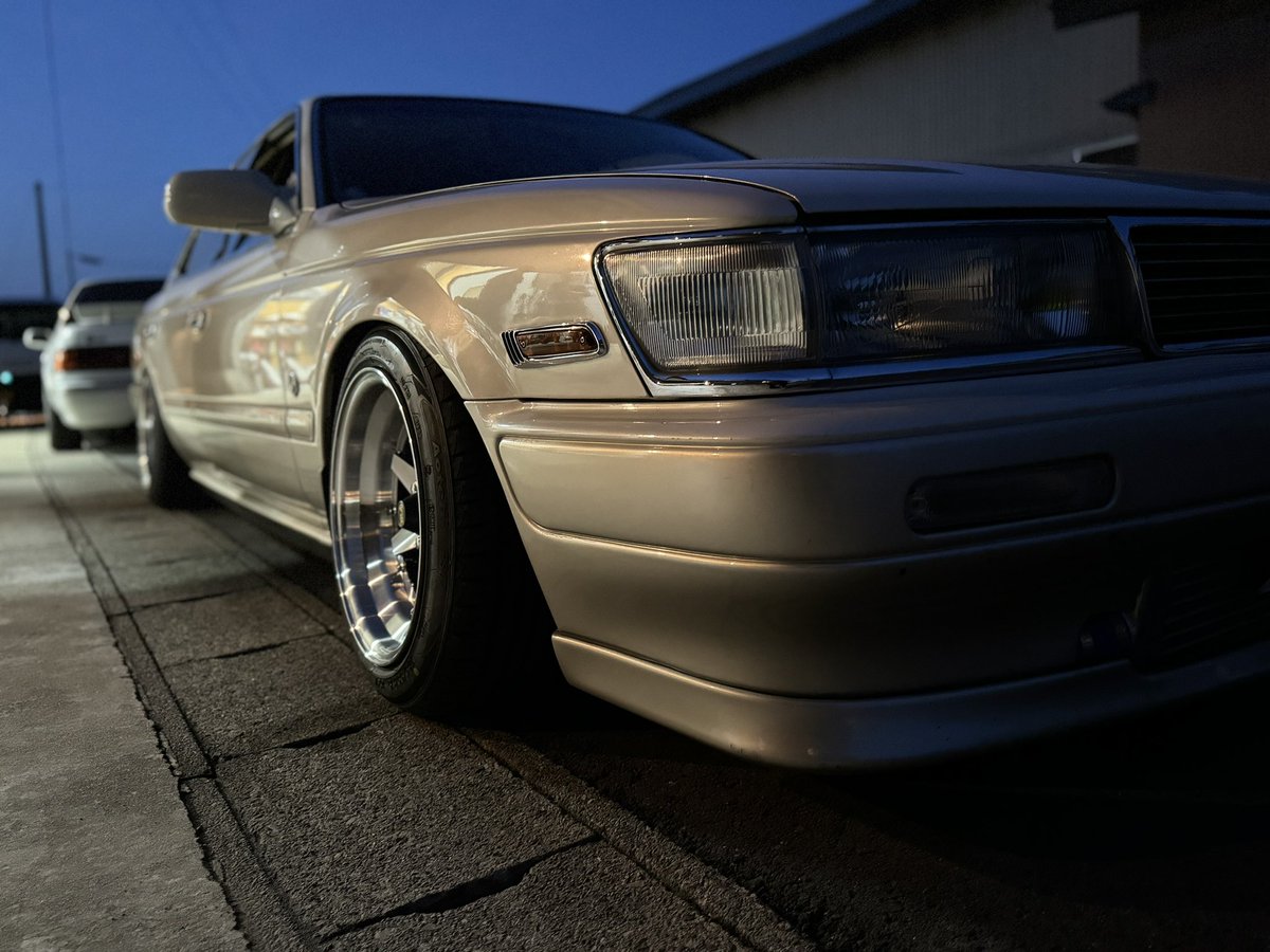 Ryuto0347's tweet photo. やっぱりロンシャンかっこいい
思ってたより車高低くなりすぎて
普通の道でも擦りまくり
なんなら泥除け着陸！あざした
#c33ローレル
#ローレル
#シャコタン
#ロンシャン https://t.co/bdaiEDaJKL