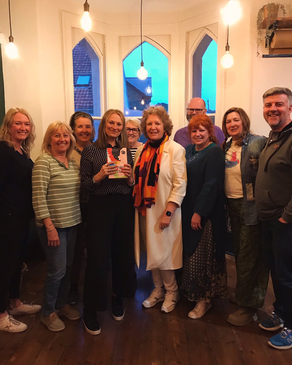 I had the best time with this fantastic bunch of writers @helenpgarlick ‘s brilliant The Power of Owning your Story retreat in #Mortehoe on the north Devon coast. I talked about character, narrative arcs, and how I came to write #BecomingLizTaylor A really lovely evening🥰