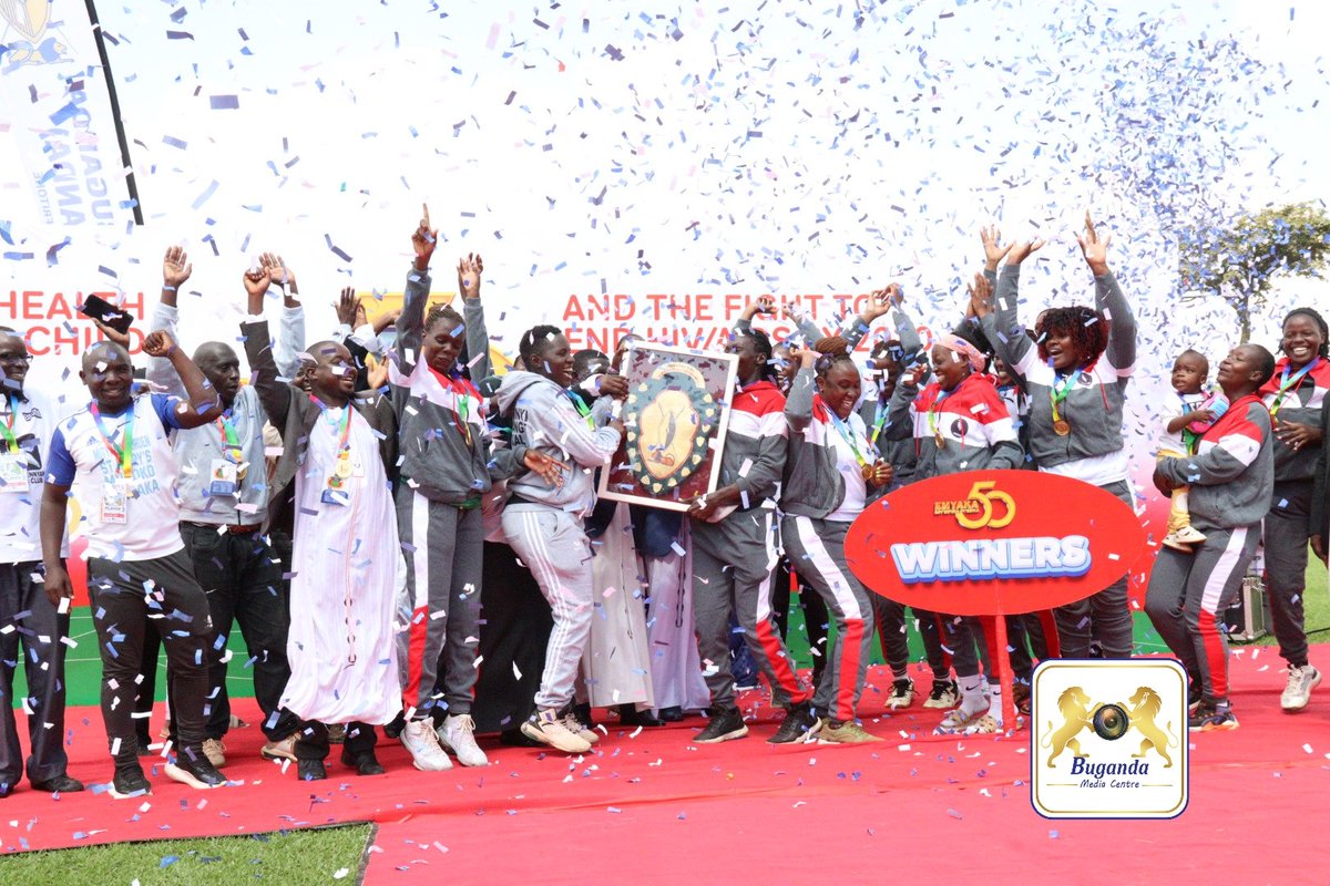 BugandaKingdom_'s tweet photo. Nnyonyi Nnyange bawangudde Engabo y'Okubaka mu Mpaka z'Omupiira gw'Ebika 2024.
Bakubye bazukkukulu ba Gabunga ab'Emmamba obugoba 21 :18.
#BikaNetball
#BikaCompetitions2024 https://t.co/X6LOiLErhg