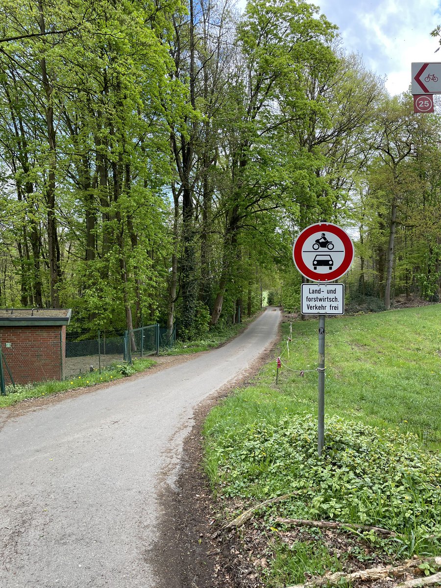 Dieses Verkehrszeichen bedeutet: Durchfahrt nur für Dorftrottel ￼