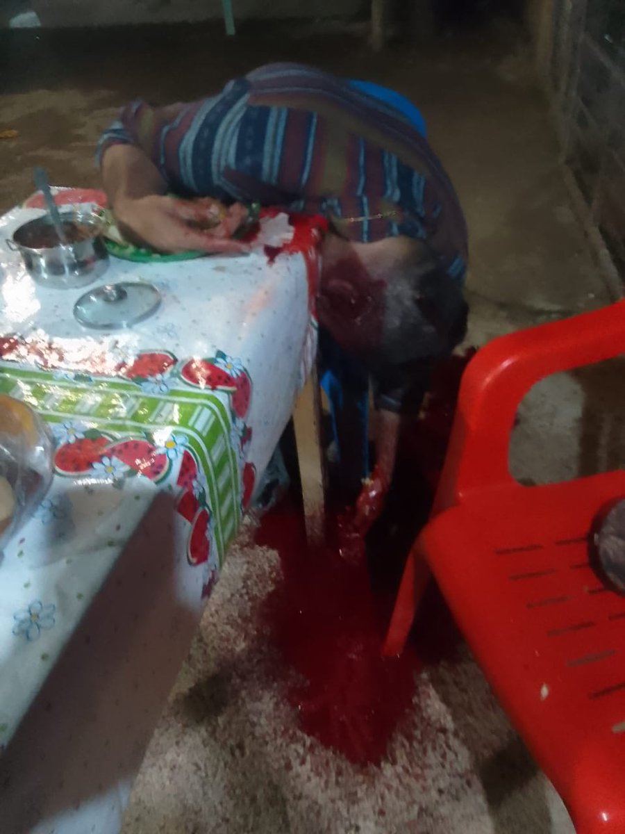 Sie7edeChiapas's tweet photo. Asesinan a ex director de la Policía Municipal de Huixtla 

Matan a balazos al ex director de la Policía Municipal de Huixtla , Chiapas, cuando se encontraba cenando en la carretera Cruz de Oro a Chipilín, en la colonia Cruz de Oro. https://t.co/tpPV3p859T