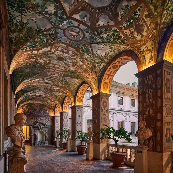 Detalle del Museo Nacional romano en el Palacio ALTEMPS. El palacio del siglo XV, contiene antigüedades y obras de arte renacentistas, esculturas griegas y romanas, y una biblioteca #arquitectura