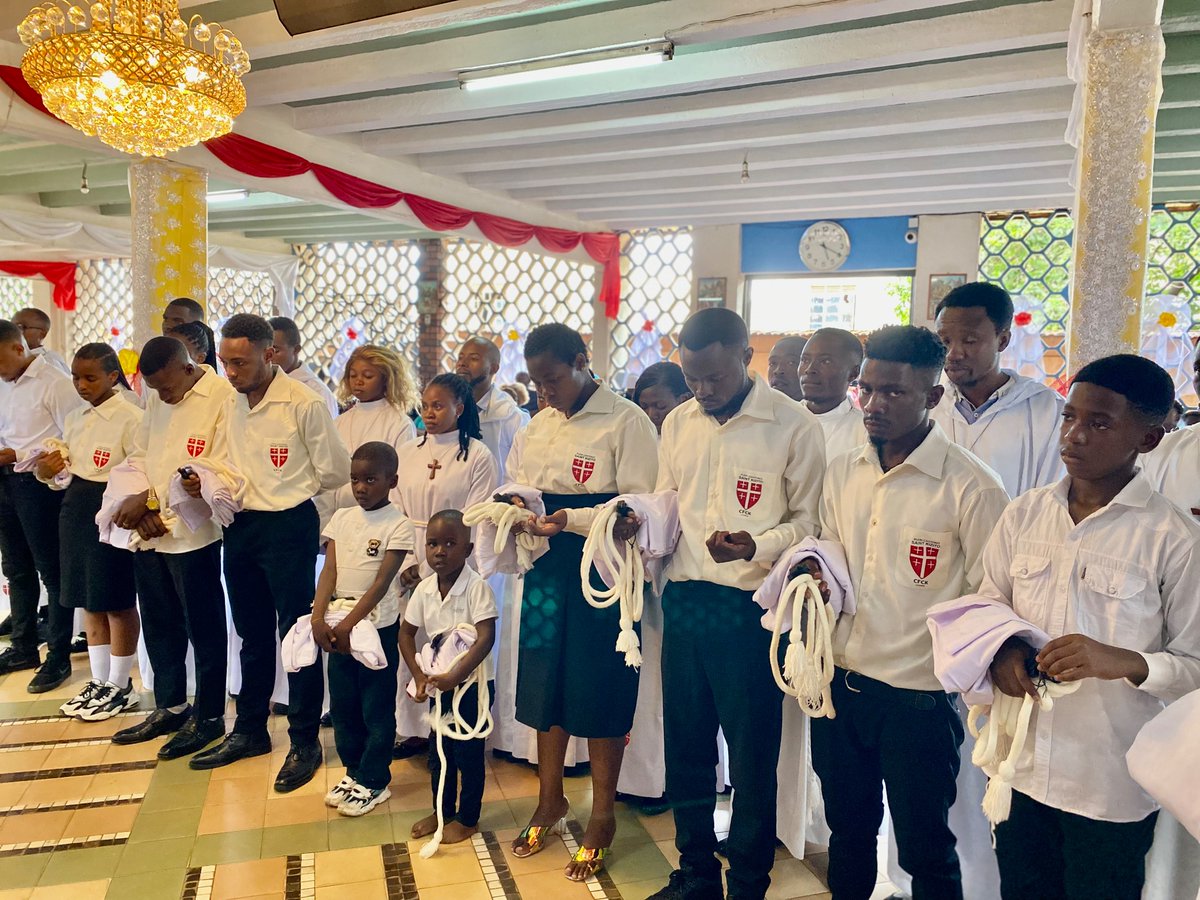 pc_kizito's tweet photo. Notre Prise dβaube du 6 Avril 2024 Γ Saint Matia Mulumba Old Kampala Parish,
Choeur Parain : Choeur Notre Dame du Mont Carmel de Butembo - Beni en RDC
@PueriCantores
#workofgod #petitchanteur #peuricantores #song #sing #paris #butembo #kampala #uganda https://t.co/AWjDgUcDWe