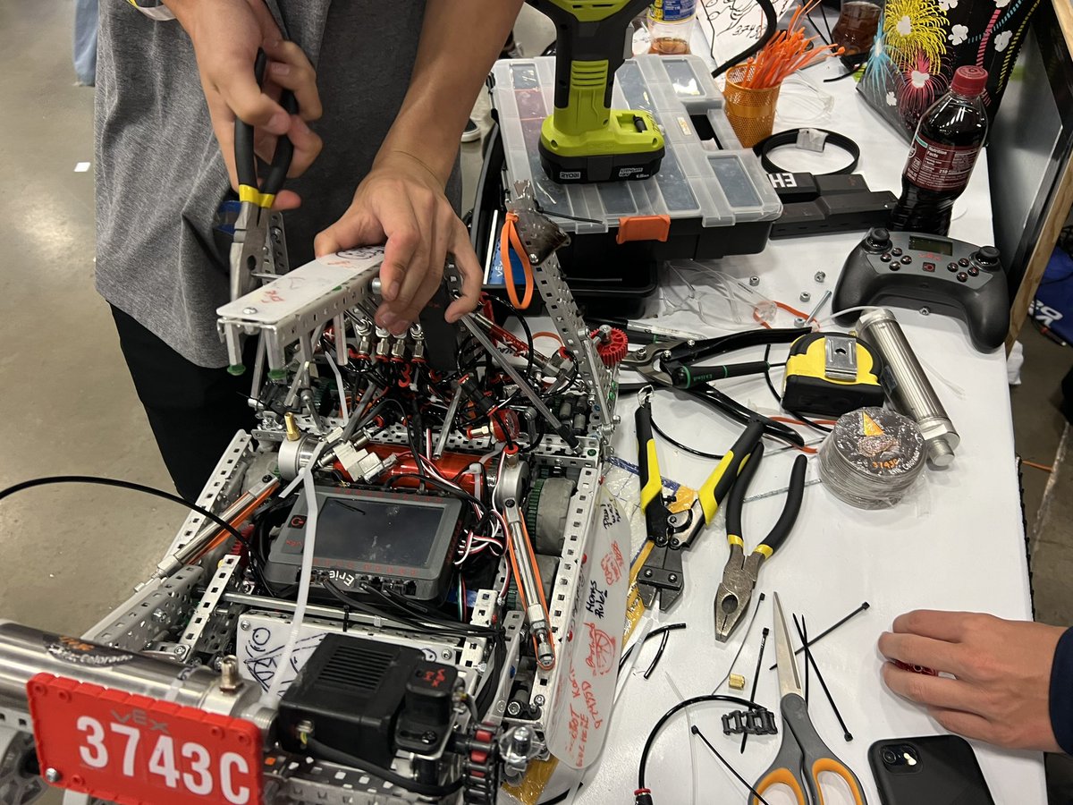 ErieHighRobots's tweet photo. Day 3 from Dallas is about to begin!  

2 matches left to improve ranking before division single elimination!

Paul Rudd has left the pits to provide extra support!

#GoTigers https://t.co/n5IUX3wPW0