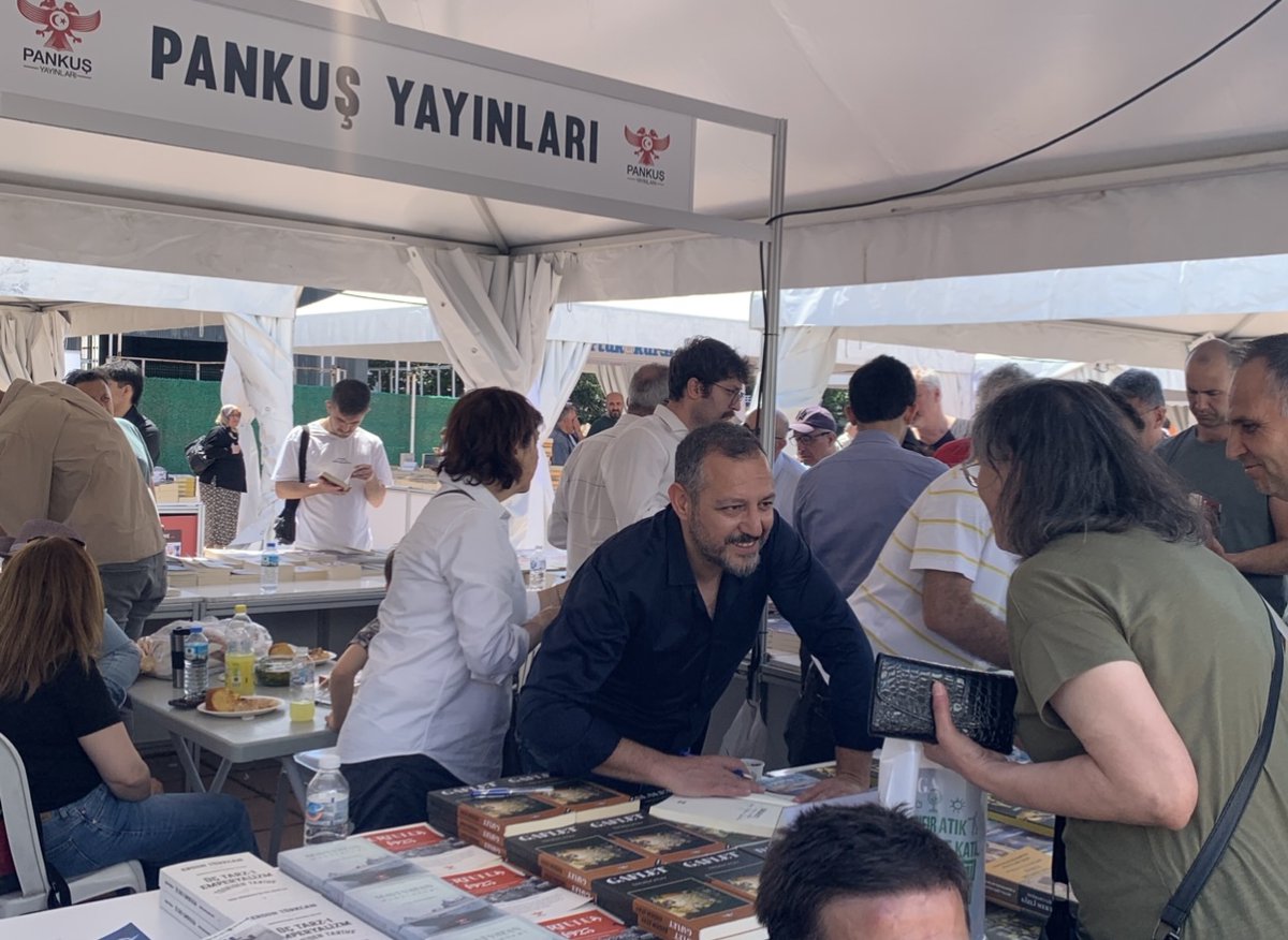 Pankuş Yayınları yazarları okurlarıyla buluştu. Konferans ve imza günümüze gösterdiği yoğun ilgilerinden dolayı İzmir halkına teşekkür ederiz.