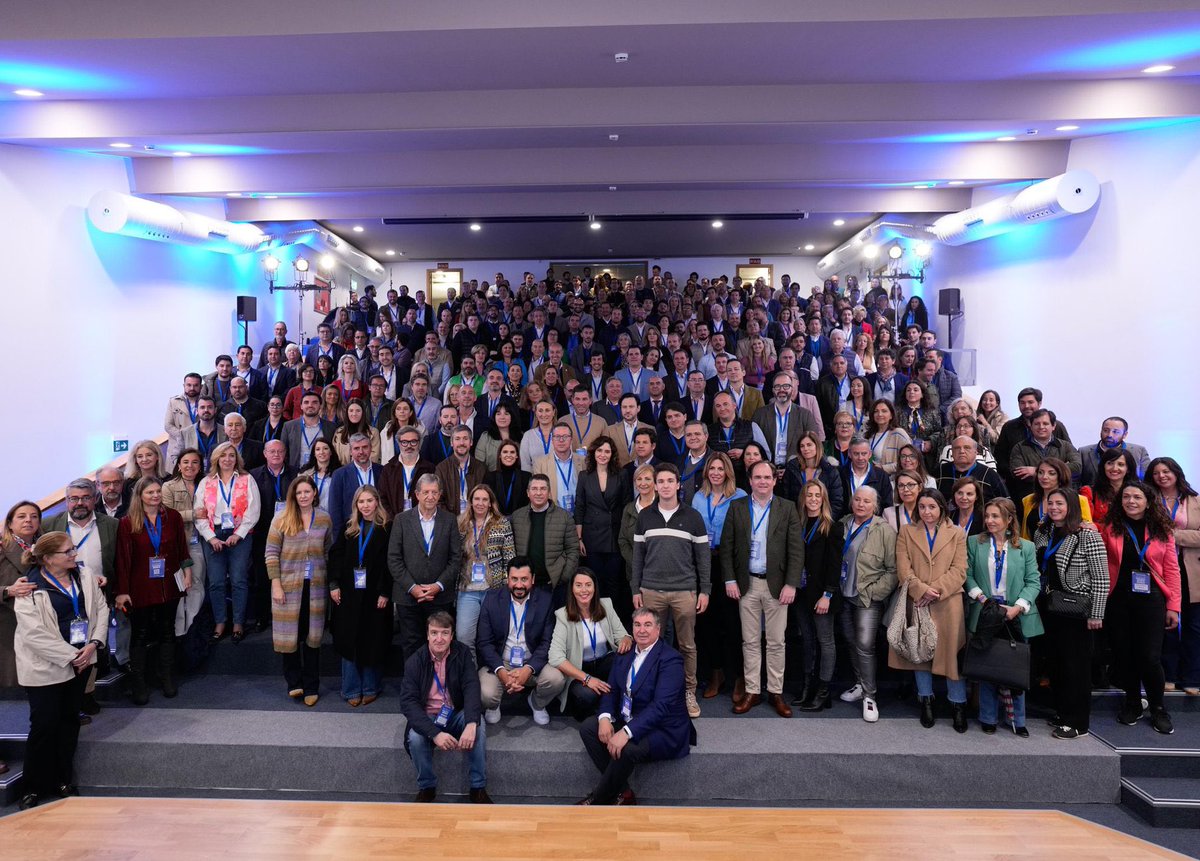 La familia del @ppmadrid la compone gente de todos los pueblos que recibe el cariño de sus vecinos.

Pueblo a pueblo ⚡️
#IntermunicipalPPMadrid #EquipoAyuso