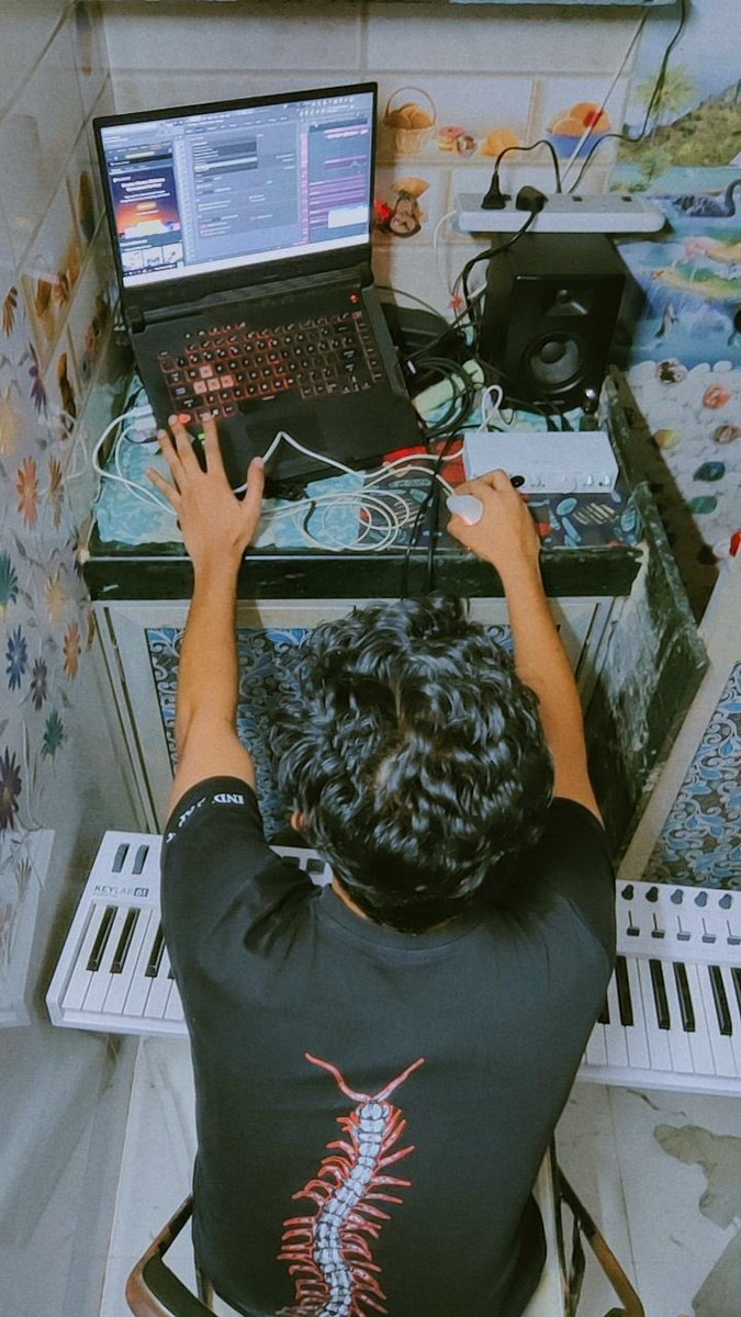 LOSTXWRLD's tweet photo. Making anywhere 😅 https://t.co/37sievz4kM