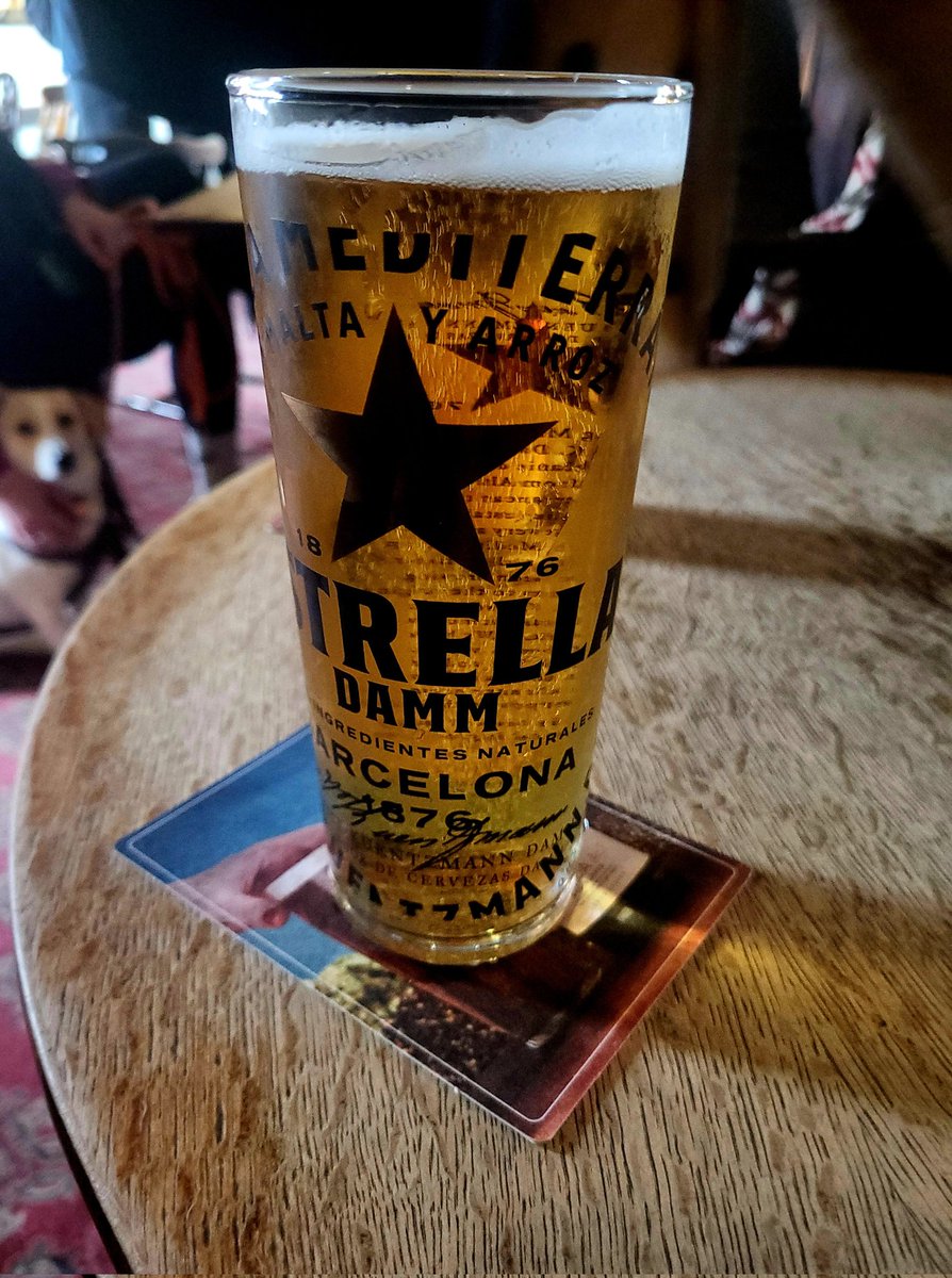 Stopped in the Horse & Groom #StLeonards for a pint. First time here in a while. Great pub. Fwiw I don't know the little doggie in the background.🍻
