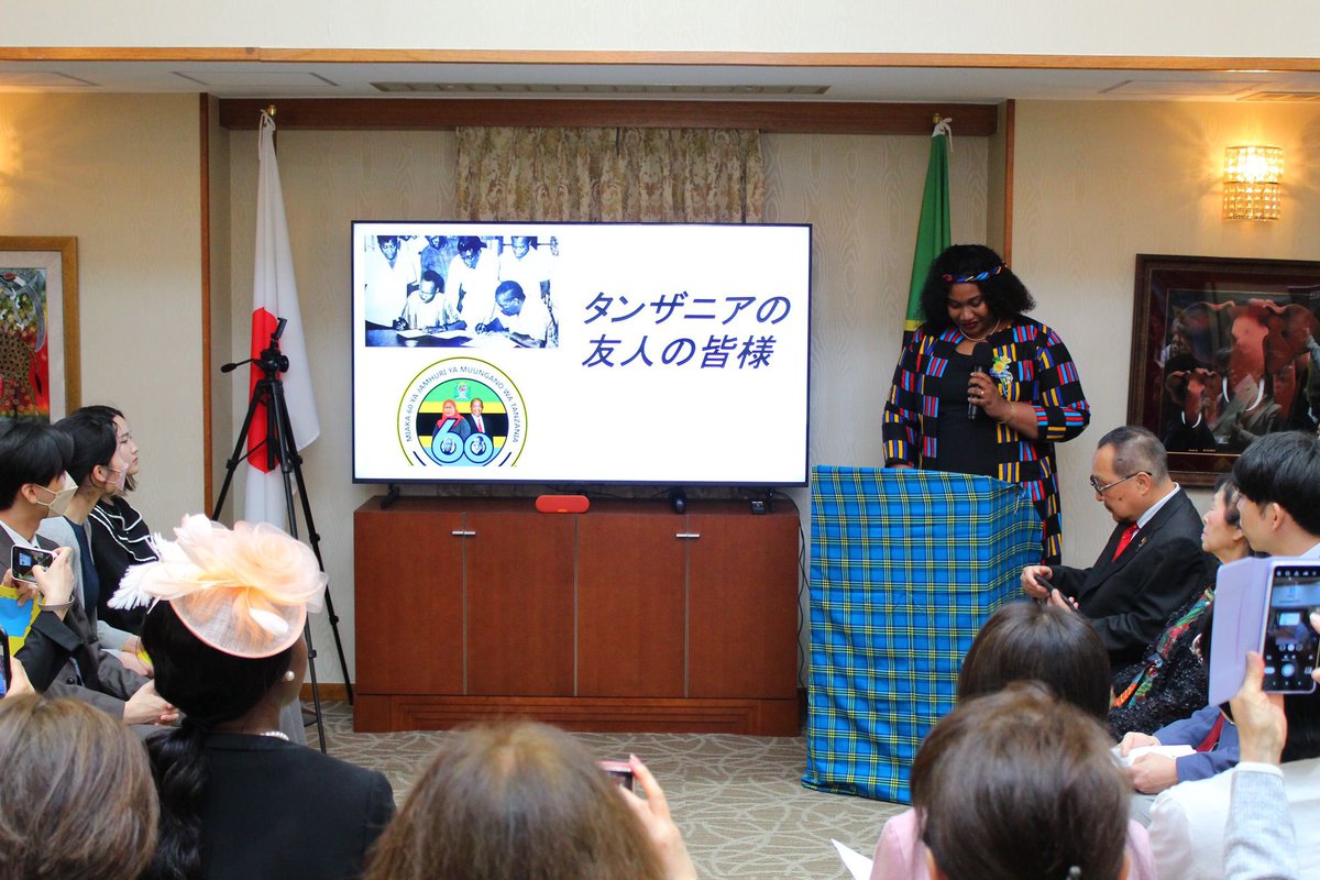 UbaloziJapan's tweet image. 📍HISTORIA YA MUUNGANO WA TANGANYIKA NA ZANZIBAR WAKATI WA HAFLA YA MAADHIMISHO YA MIAKA 60 YA JAMHURI YA MUUNGANO WA TANZANIA, TOKYO, JAPAN 

#26April
#UnionDay
#MuunganoWetu