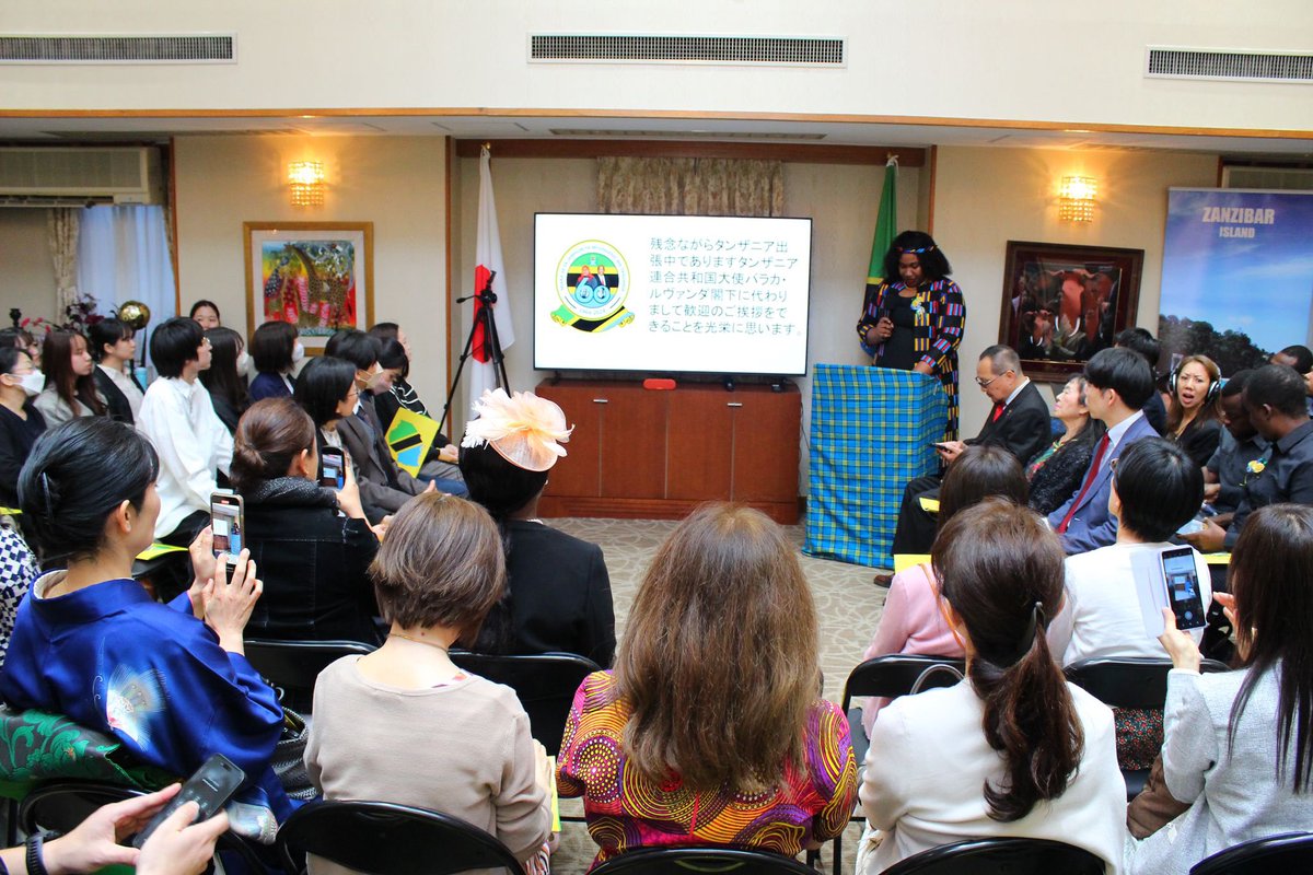UbaloziJapan's tweet image. 📍HISTORIA YA MUUNGANO WA TANGANYIKA NA ZANZIBAR WAKATI WA HAFLA YA MAADHIMISHO YA MIAKA 60 YA JAMHURI YA MUUNGANO WA TANZANIA, TOKYO, JAPAN 

#26April
#UnionDay
#MuunganoWetu