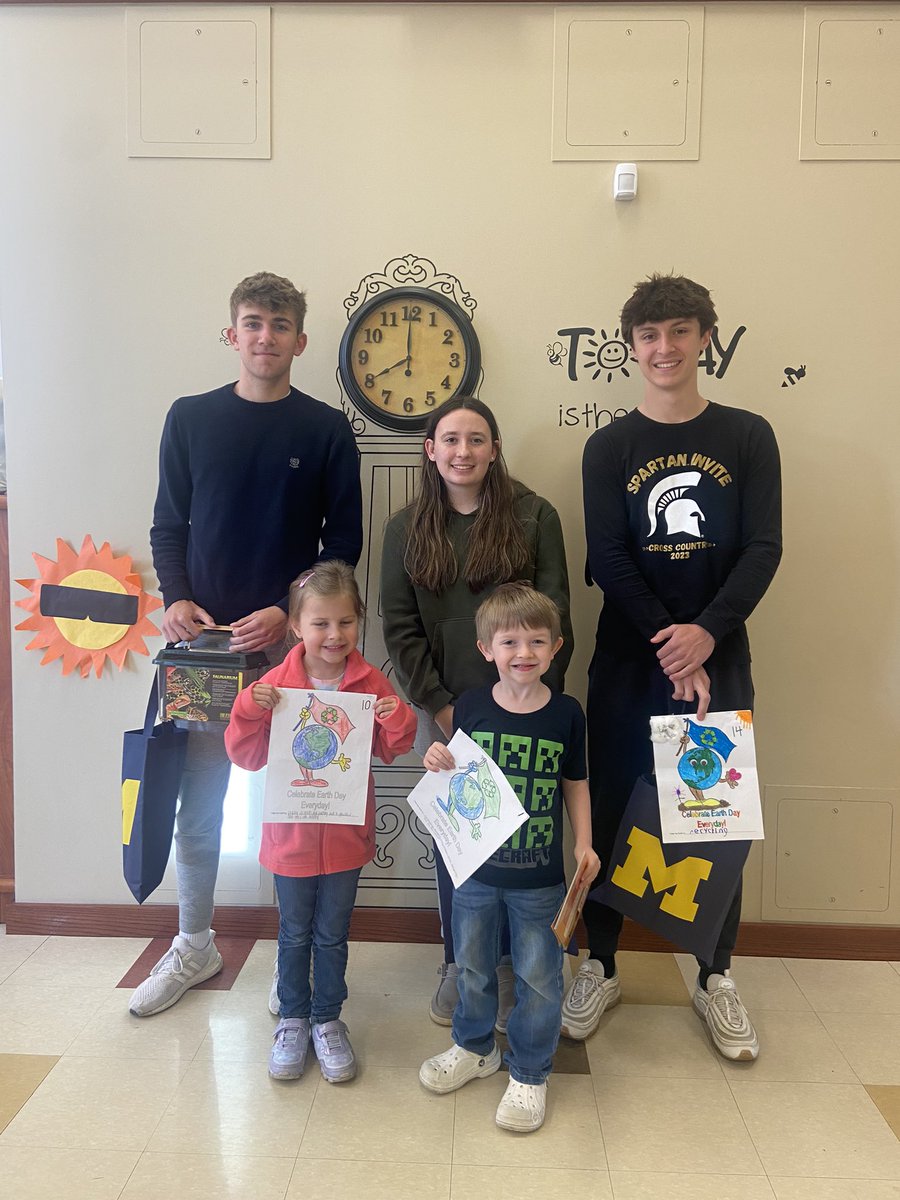 ClintonPreschoo's tweet image. Congratulations Earth Day Coloring Contest Winners! 🙌 Thank you CHS students for celebrating with us. (Not photographed Ava Nation) @ClintonPreschoo @CCSredwolves @MrsGilsonSci