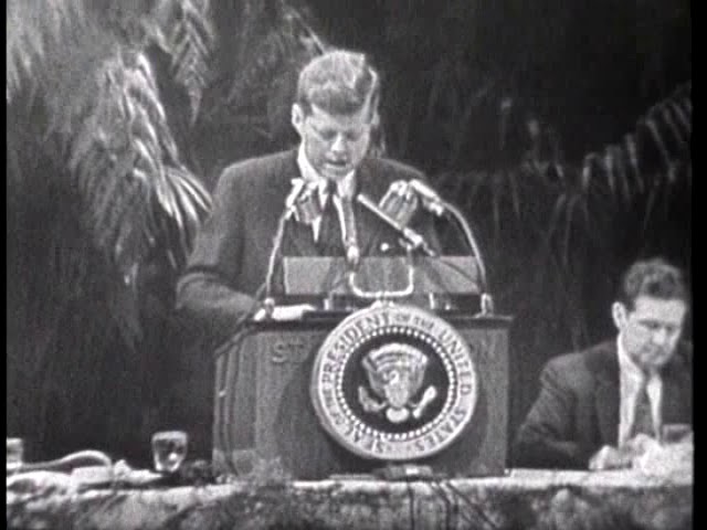 On this date April 27 in 1961, U.S. President John F. Kennedy gave his speech 'The President and the Press' to the American Newspaper Publishers Association. This is one of JFK's most important speeches. #OTD #JFKGuterman youtu.be/hve298iB4J0