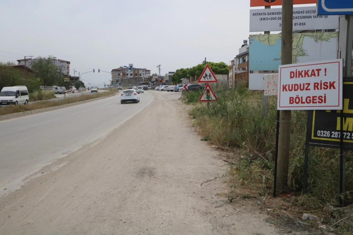 Hatay’ın Defne ilçesinde 2 mahallenin kuduz hastalığı risk alanı olarak ilan edilmesinin ardından bölgeye tabelalar asılarak, ekipler tarafından çalışmalara başlandı. Defne ilçesi Meydancık Mahallesi’nde 22 Nisan tarihinde hayvan çiftliğindeki büyükbaş hayvanlara saldıran…