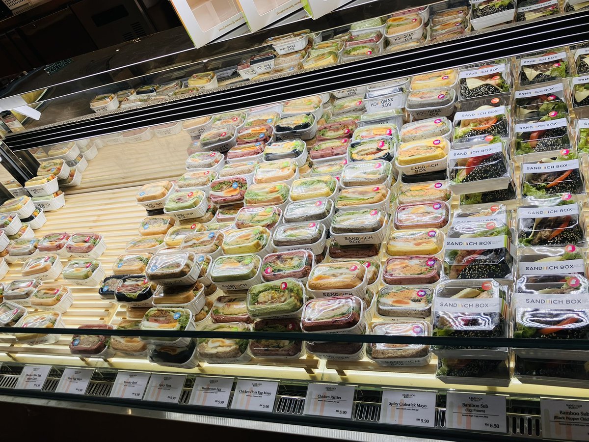 afrorakda's tweet photo. LRT stesen KLCCにパン屋復活。Gonchaの対面。
サンドイッチを1ポーションずつ売ってて可愛い。1個5.9と6.9。ちょっと小腹がって時に重宝しそう😋

#BreadHistory https://t.co/sA9j4GBTGj