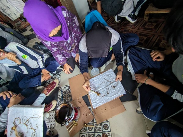 sman1sedayu_btl's tweet photo. Kilas Pelaksanaan Outing Class Kelas X SMAN 1 Sedayu Pembelajaran P5 bertema Kearifan lokal di Desa Batik Giriloyo Imogiri dan Krebet Pajangan Bantul 

selengkapnya : https://t.co/kDevFg8faT

#batik #giriloyo #krebet #bantul #yogyakarta #outingclass #workshop #sman1sedayu https://t.co/mXCwJ9MV14