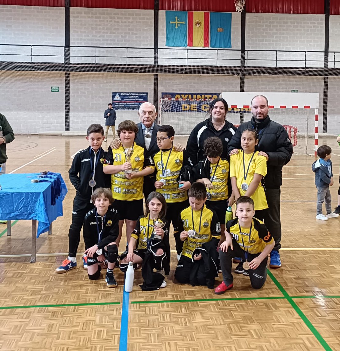 BM_Vetusta's tweet photo. Nuestro equipo benjamin (minibalonmano) del Colegio @CpGermanfe se ha proclamado SUBCAMPEÓN de Asturias 🥈

¡Enhorabuena chicos/as! 😍💛🖤

#JugamosPorVosotros💛 https://t.co/u6te6YNesj