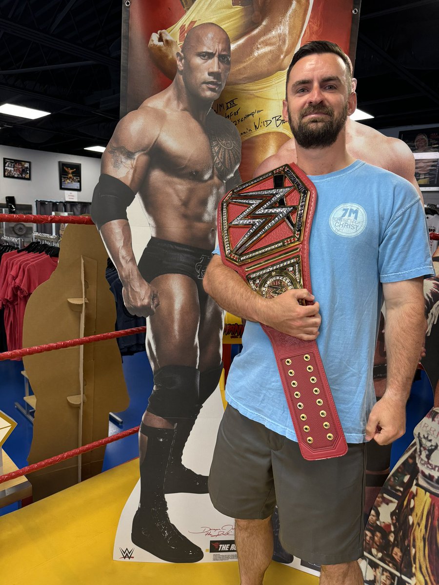 iKgraves's tweet photo. Just casually standing next to @TheRock at @HulkHogan Beach Store in Orlando, FL. 💪🏼 https://t.co/bBoa0fH3c2