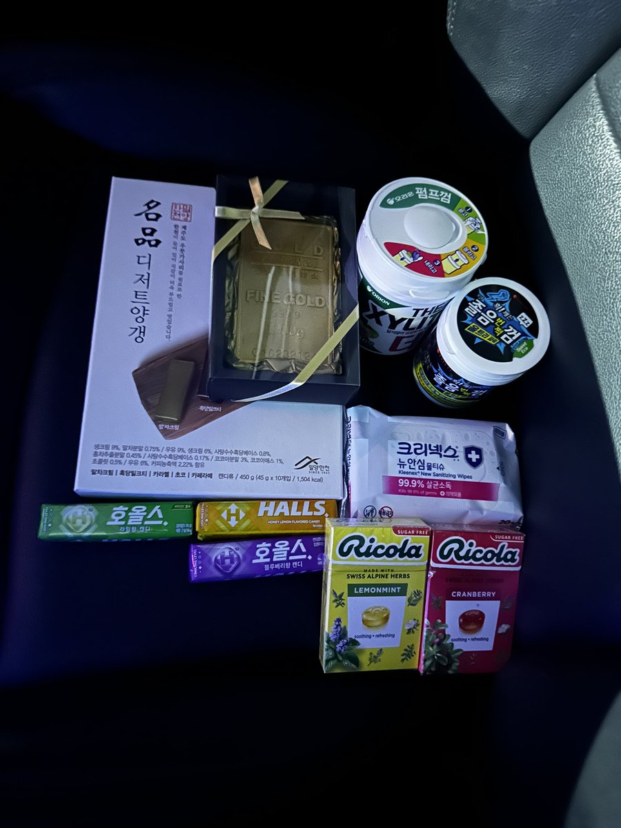 트윗 시작하구 만나게된 멋진 부부님의
형수님과 단둘이 커피 데이트!!
형님의 배려로 둘만의 데이트 자리 만들어 
주신것도 감사한데 누나의 따뜻한 선물까지…
너무너무 고맙습니다 ^^

#광주 #부커 #일상트 #선물 #데이트