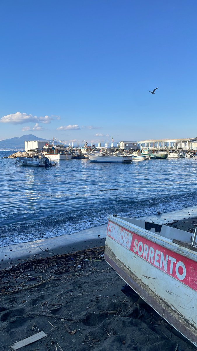 Cartoline ne abbiamo 🇮🇹💙🌋🌊 🛶⚓️ 
#sorrento #27aprile