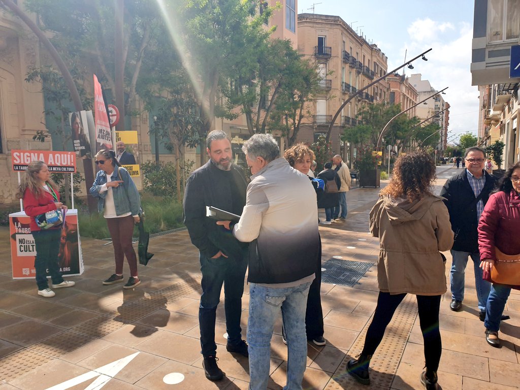 🥲 Matí ben especial avui a Tortosa! 

Gent que ens veia des del cotxe i parava expressament per a signar. Persones de totes les edats agraint-nos que intentem aturar la barbàrie, i noies que signaven amb orgull tot i els seus amigots boueros dient-li que no ho fessin. GRÀCIES 💗