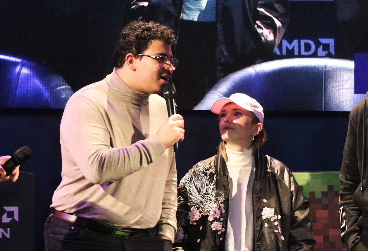 Ça c'est le regard de quelqu'un qui croit en son chef d'équipe 🥰