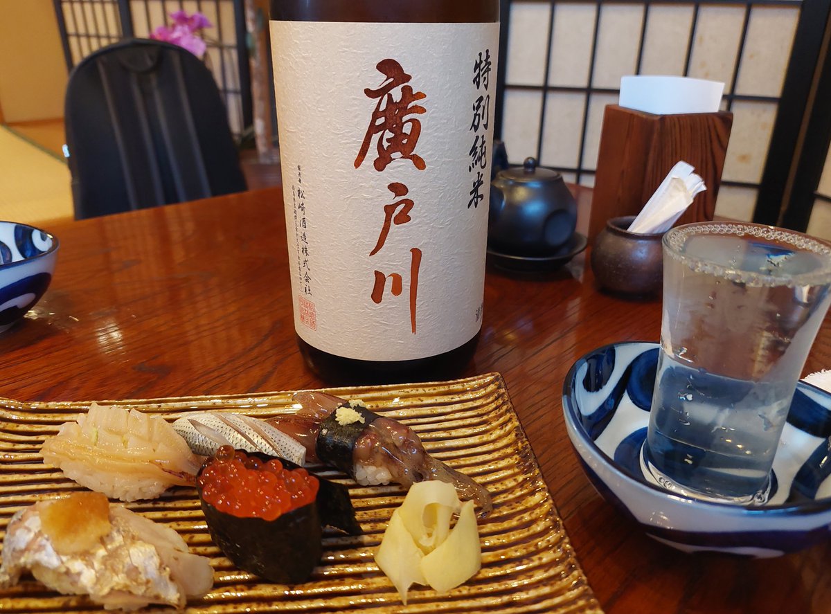 sakesakesaa's tweet photo. お寿司と東北の日本酒を飲んでます。大漁のおかげでホタルイカの握りが美味しい。 https://t.co/aAjW0JOHyo