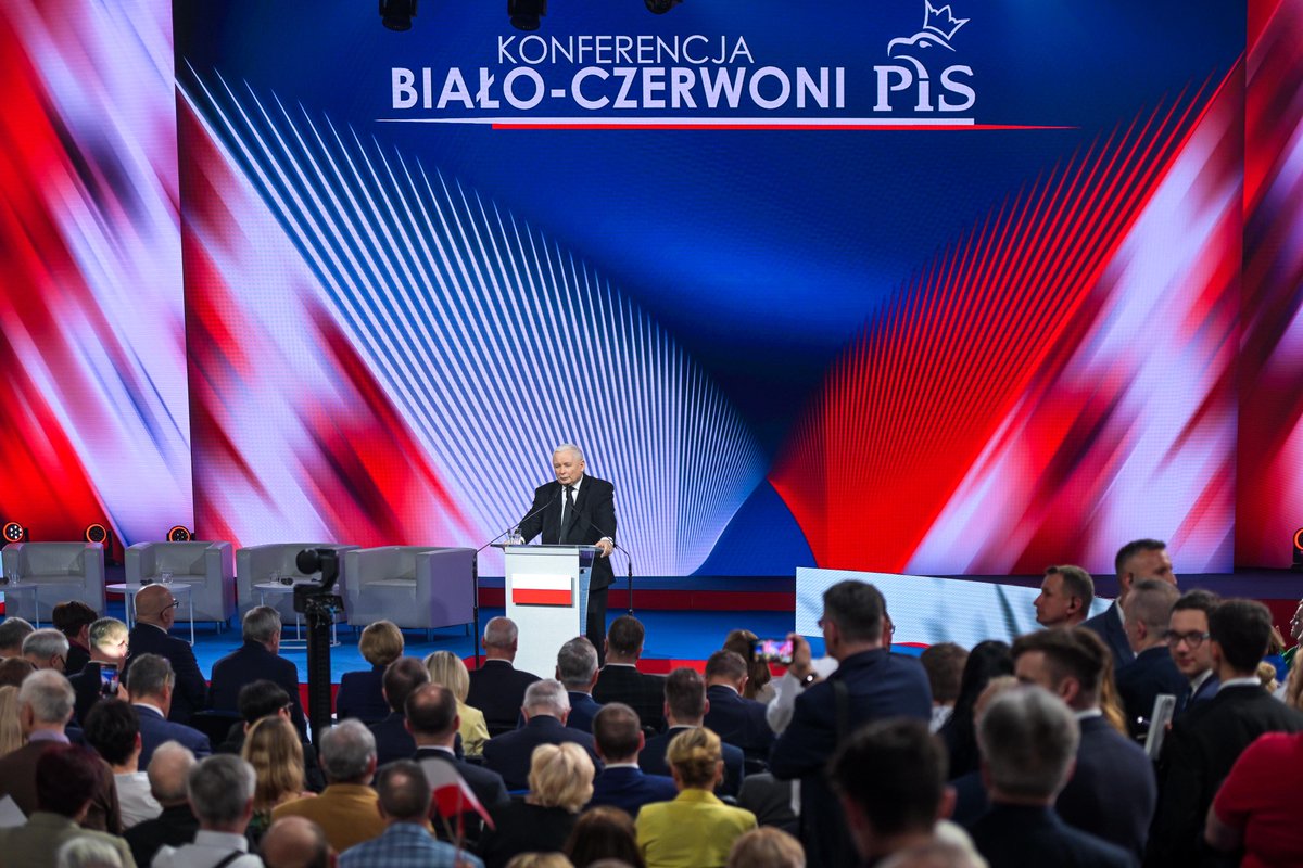 💬 Prezes PiS J. Kaczyński: Zacznę od słów, które są znane, ale warto je powtarzać. Jesteśmy Polakami i mamy polskie obowiązki. Nasza biało-czerwona drużyna przystępuje do tych wyborów, do tego wielkiego przedsięwzięcia, z pełnym przekonaniem, z pełną determinacją, że musimy