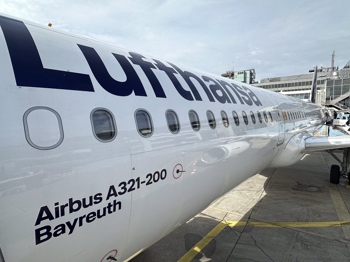 TodaysFlight's tweet image. Frankfurt to the pyramids doesn’t feel much different from a domestic flight, except that the food is warm and comes with a menu. Same seat, no power outlets and #FlyNet not working either. #FRA #CAI #LH582 #A321 #paxex