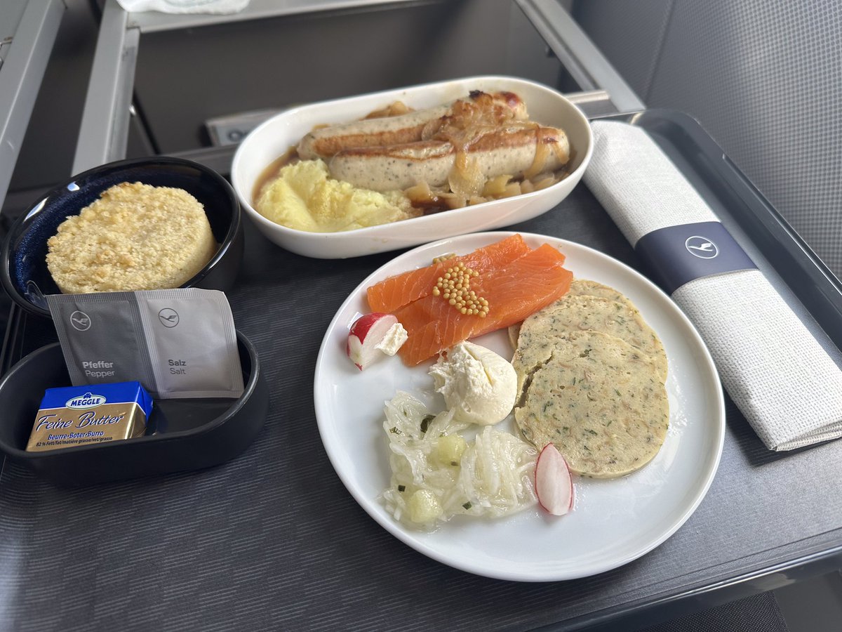 TodaysFlight's tweet image. Frankfurt to the pyramids doesn’t feel much different from a domestic flight, except that the food is warm and comes with a menu. Same seat, no power outlets and #FlyNet not working either. #FRA #CAI #LH582 #A321 #paxex